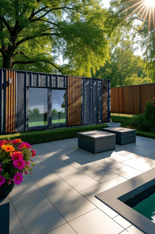 Alliant design moderne et esprit provençal, le Pool House Provence de Maison Innov offre un cocon lumineux au bord de la piscine.
Son mélange de bois et d’acier, sa terrasse soignée et ses grandes baies vitrées en font un espace chic et paisible, idéal pour vos moments de détente en plein air.