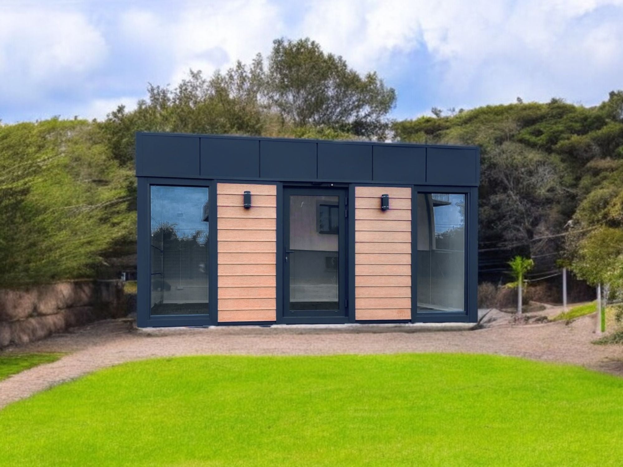 Le Module Lille de Maison Innov combine design contemporain et fonctionnalité.
Son alliance de bois clair et de noir mat crée une esthétique raffinée, parfaite pour un bureau de jardin ou un studio indépendant.