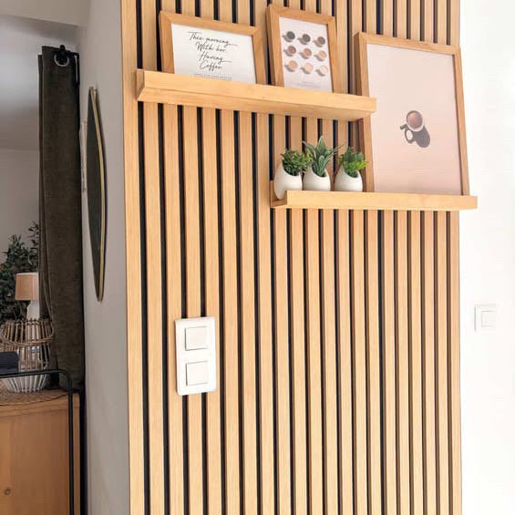 Panneaux acoustiques bois Easywood chêne naturel en angle, mur d'entrée avec étagères murales