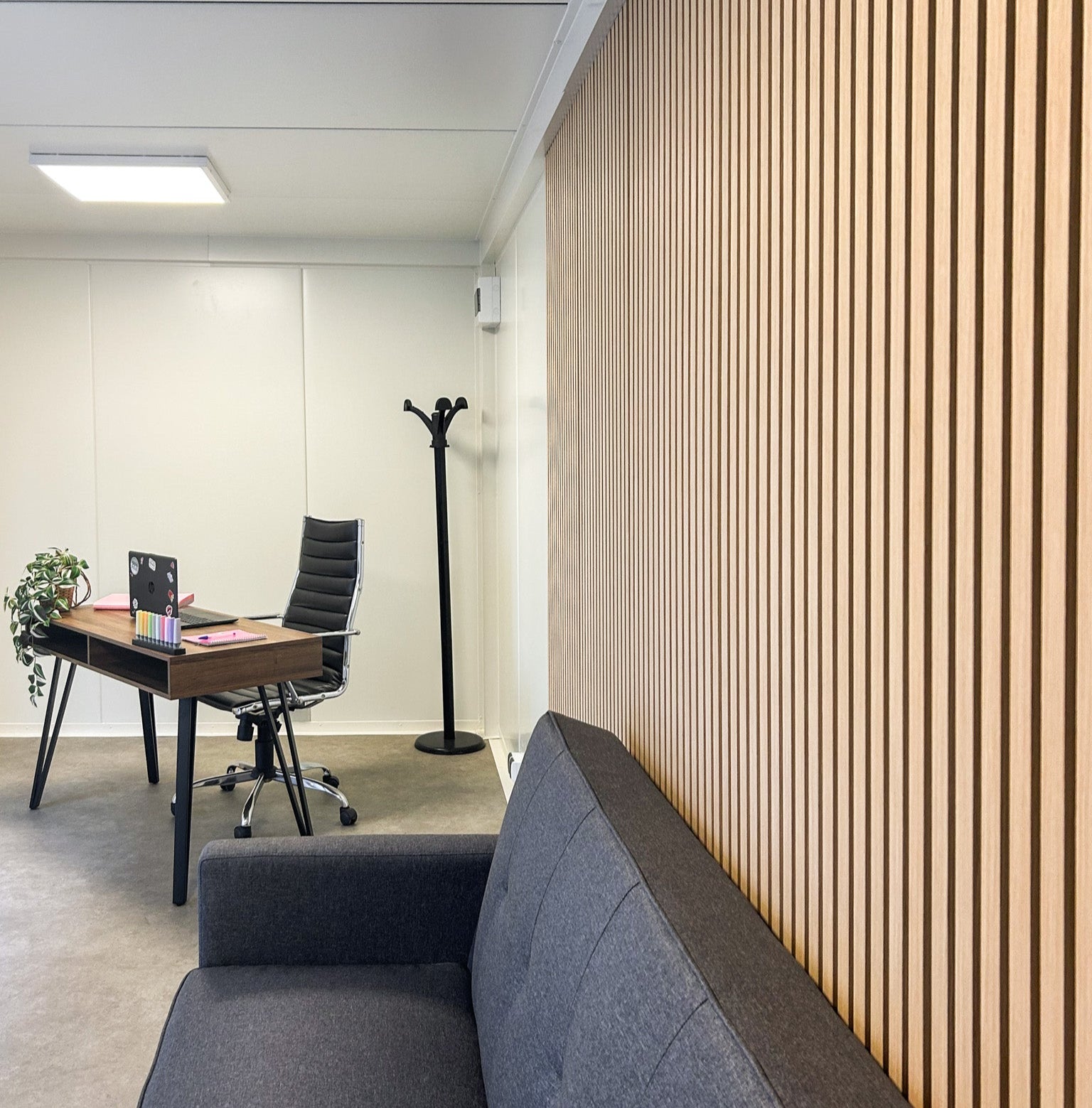 Aménager votre bureau de jardin avec nos panneaux acoustiques by maison Innov.