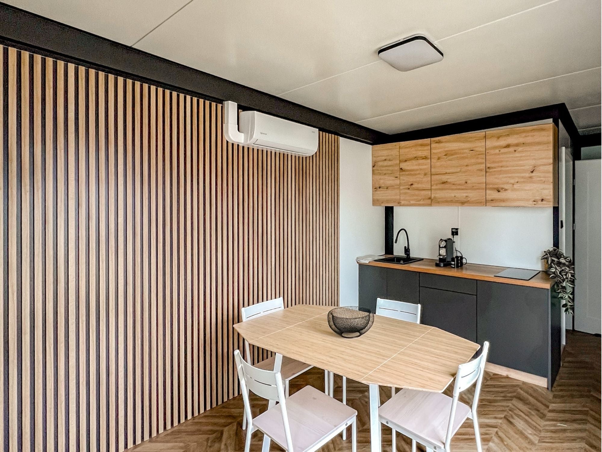 Prêt à vivre et éco-conçu, ce logement indépendant allie modernité, confort et simplicité d’installation. De 18 à 36 m², il répond à tous les projets : habitation, location ou espace familial.