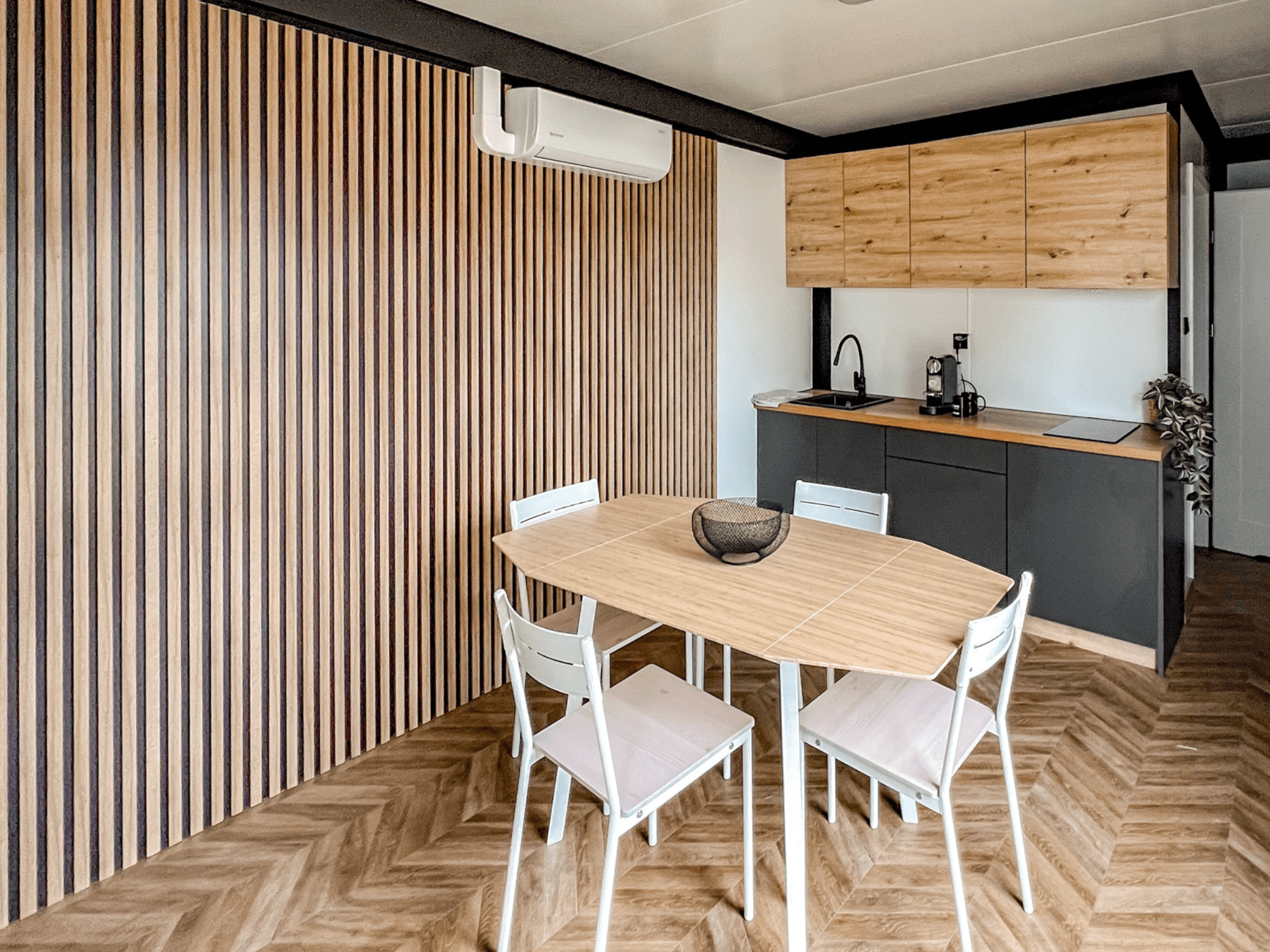 Mobil-home contemporain avec agencement optimisé : salon, cuisine, chambre et WC intégrés.