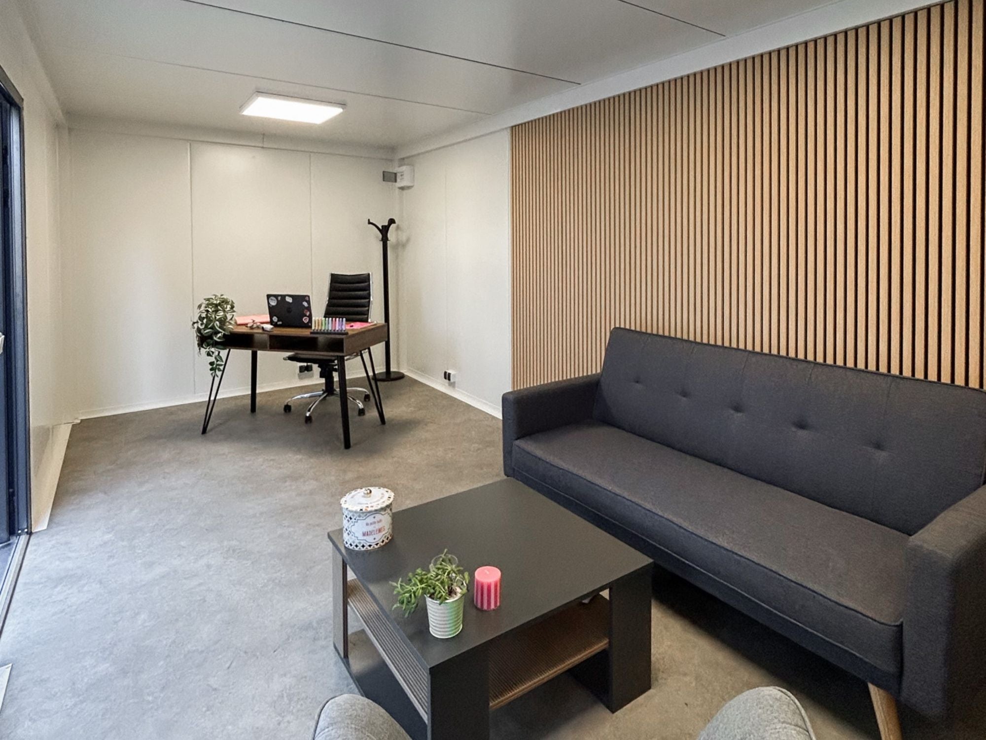 Un intérieur moderne et fonctionnel, où élégance et confort se rencontrent. Parfait comme bureau, salon d’accueil ou espace polyvalent, ce module transforme chaque mètre carré en lieu de productivité et de bien-être.