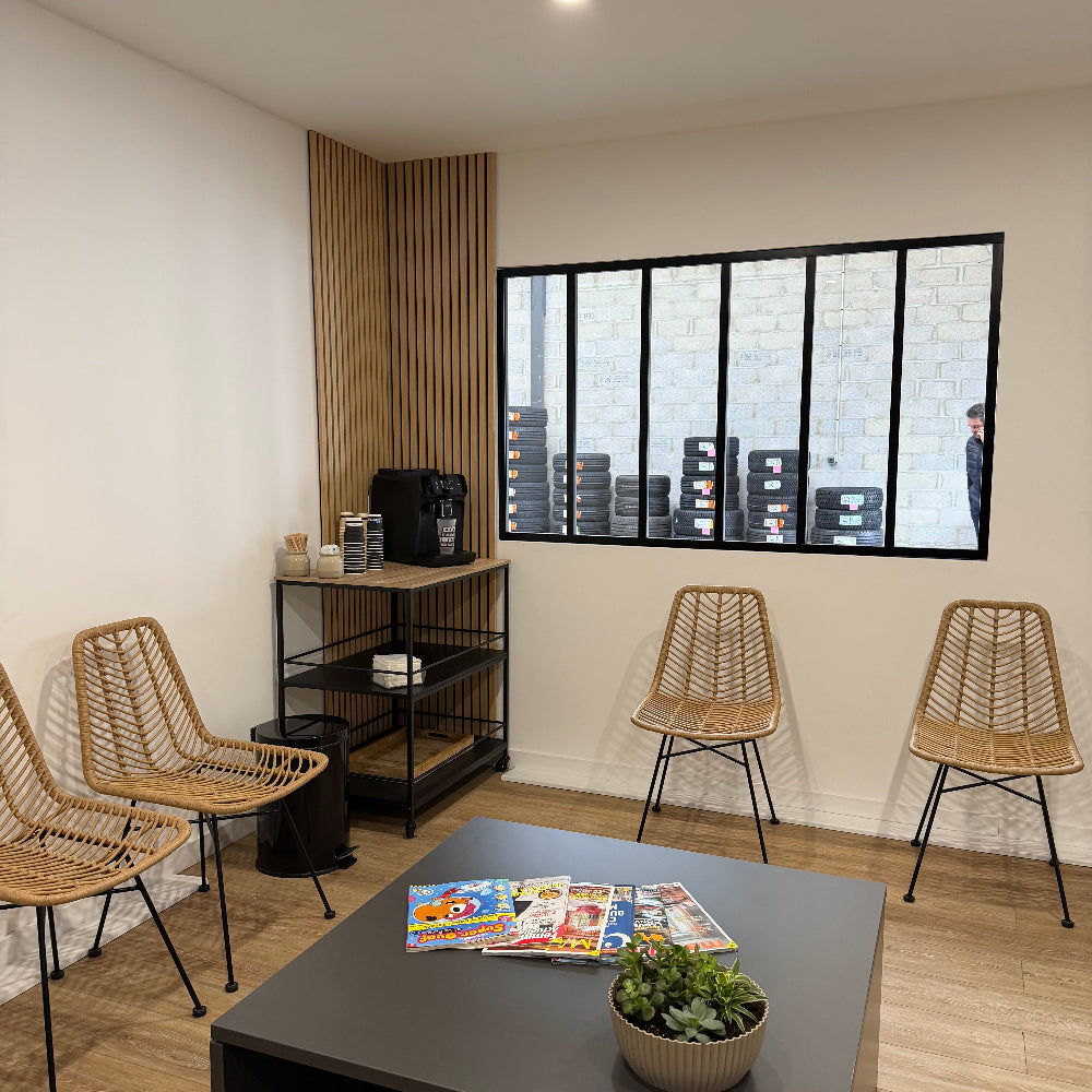 Panneau acoustique bois Easywood chêne naturel dans un espace café d'accueil professionnel