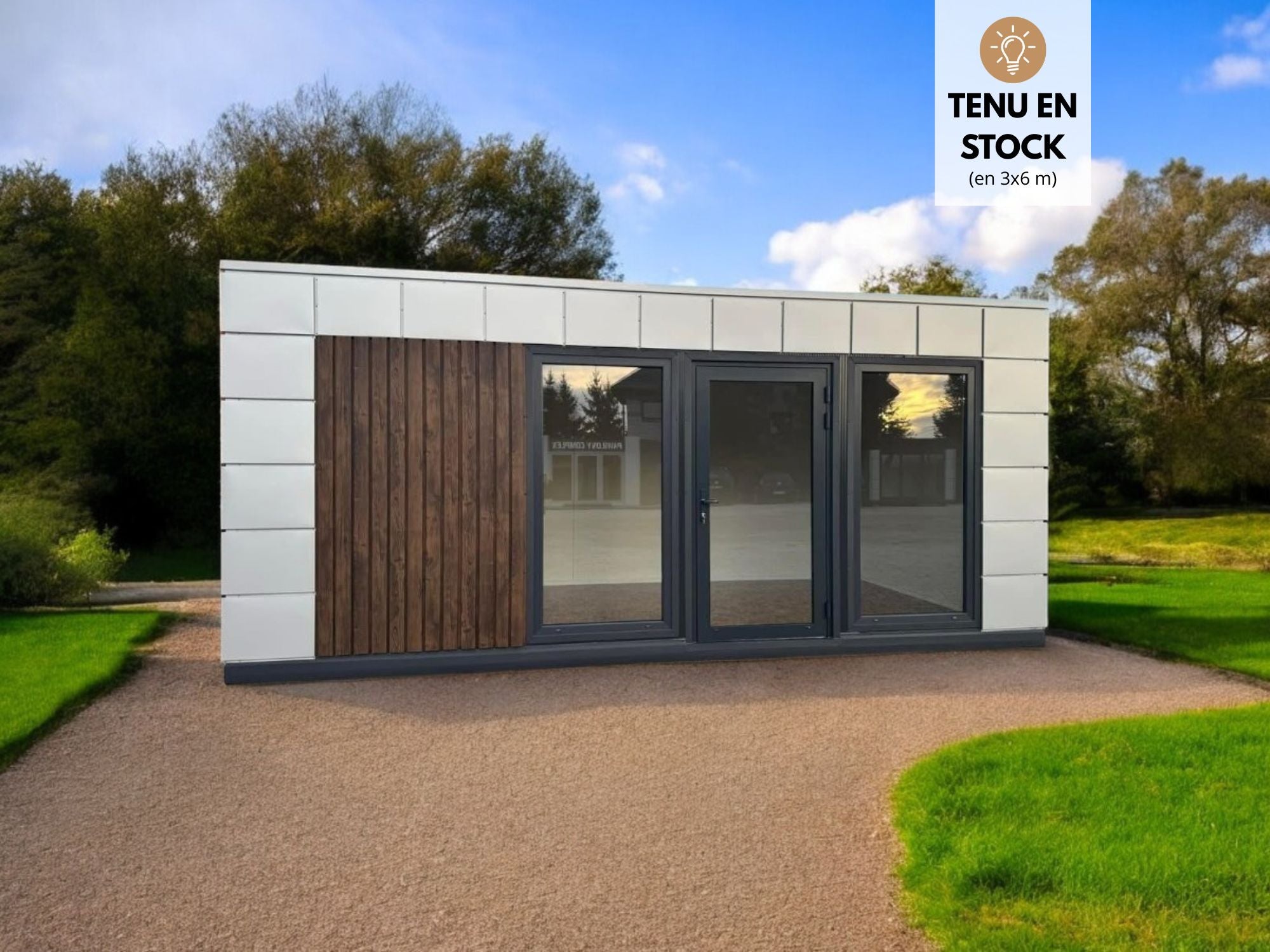Le bungalow de jardin Maison Innov séduit par son design minimaliste et raffiné.
Sa façade bois et aluminium s’harmonise avec le paysage, offrant un espace lumineux et paisible pour travailler, se détendre ou recevoir.