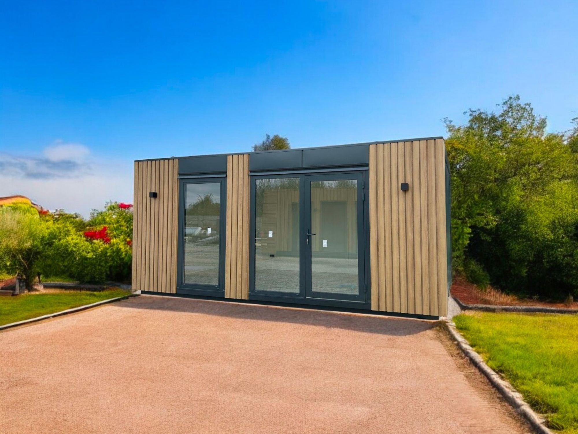 Conçu pour répondre aux nouveaux modes de travail, ce bureau de jardin allie modularité, élégance et sérénité. Idéal pour le télétravail, les professions libérales ou un espace créatif à domicile.