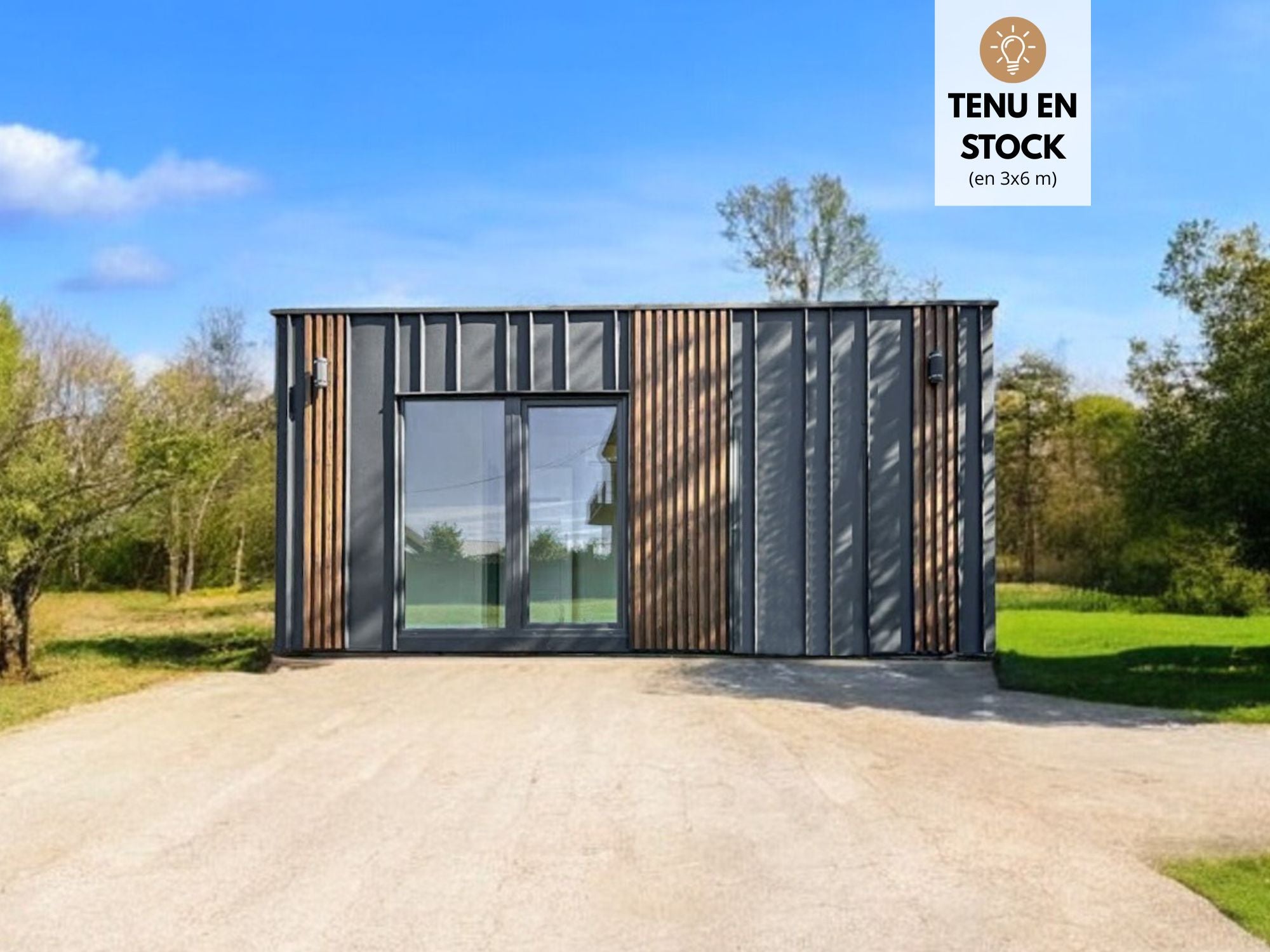 Découvrez le charme d’un pool house design et fonctionnel, idéal pour sublimer vos extérieurs en Provence.
Avec sa façade mêlant bois naturel et métal noir, ce bungalow séduit par son architecture épurée et moderne, parfaitement intégrée dans un environnement verdoyant.
L’espace extérieur comprend une terrasse en bois bordant une piscine turquoise, idéale pour des moments de détente au soleil ou des soirées d’été entre amis.
Les grandes baies vitrées baignent l’intérieur de lumière, offrant une connexion ha