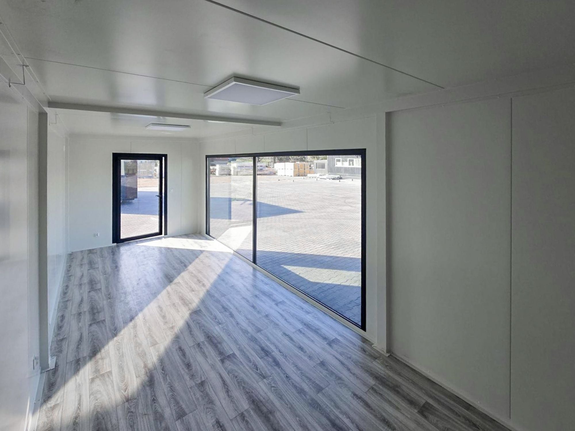 Alliant élégance et praticité, ce showroom MAISON INNOV est la solution idéale pour présenter votre activité. Son design moderne attire le regard et reflète un professionnalisme affirmé, dès 15 120 € TTC.